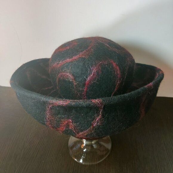 Hat, felt wool by designer Miriam Carter. Black woolen with cranberry accents. M - Picture 3 of 7